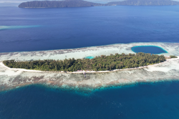 Vue aérienne de l'île Merpati en Indonésie 