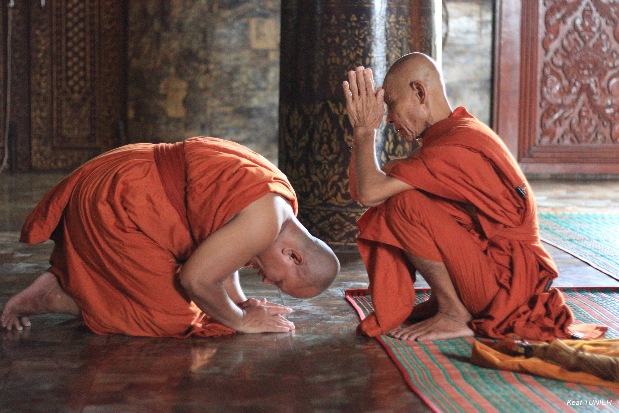 Deux moines se saluant au Cambodge