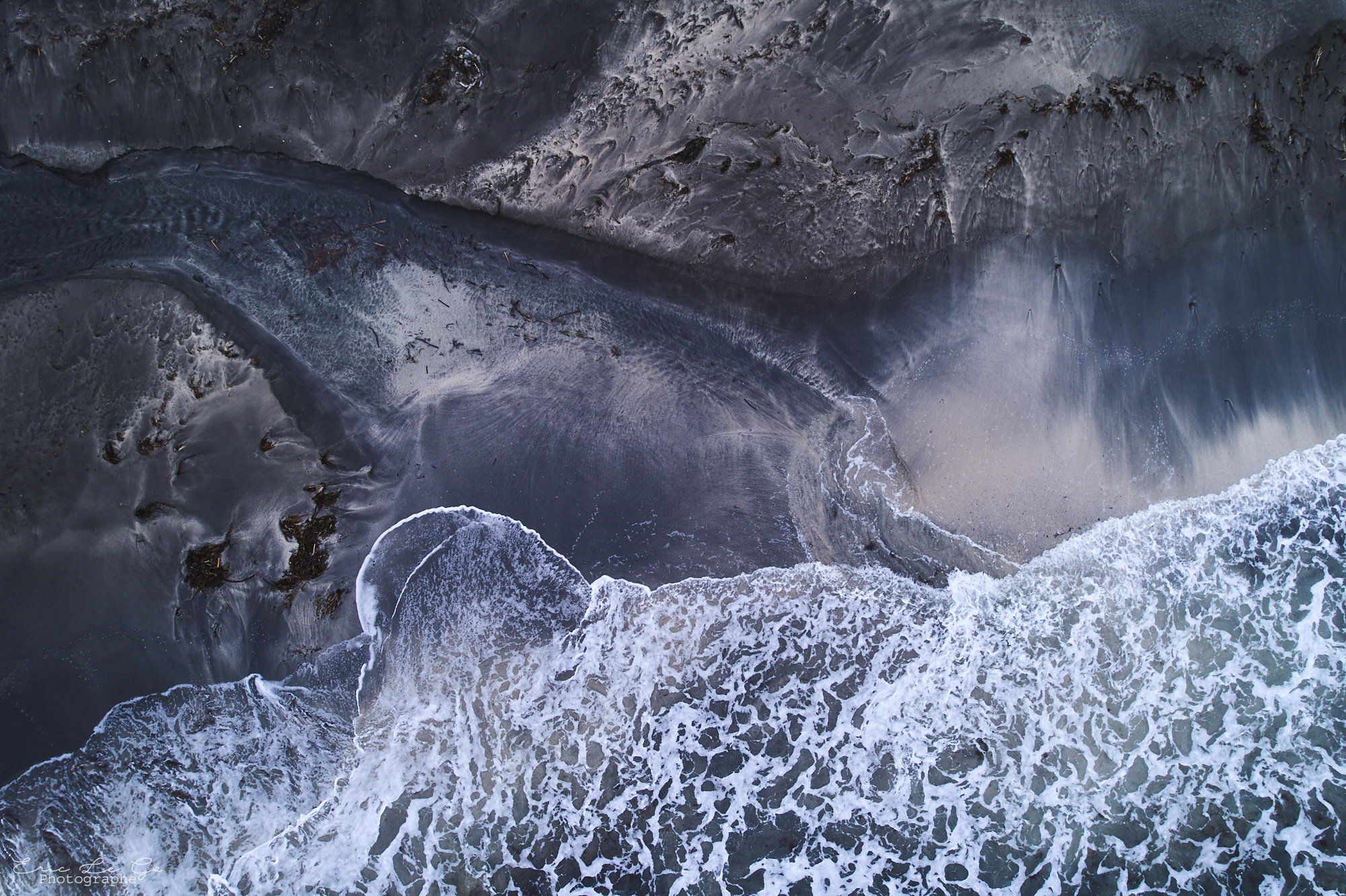 Vue aérienne de la plage de sable noir en Islande