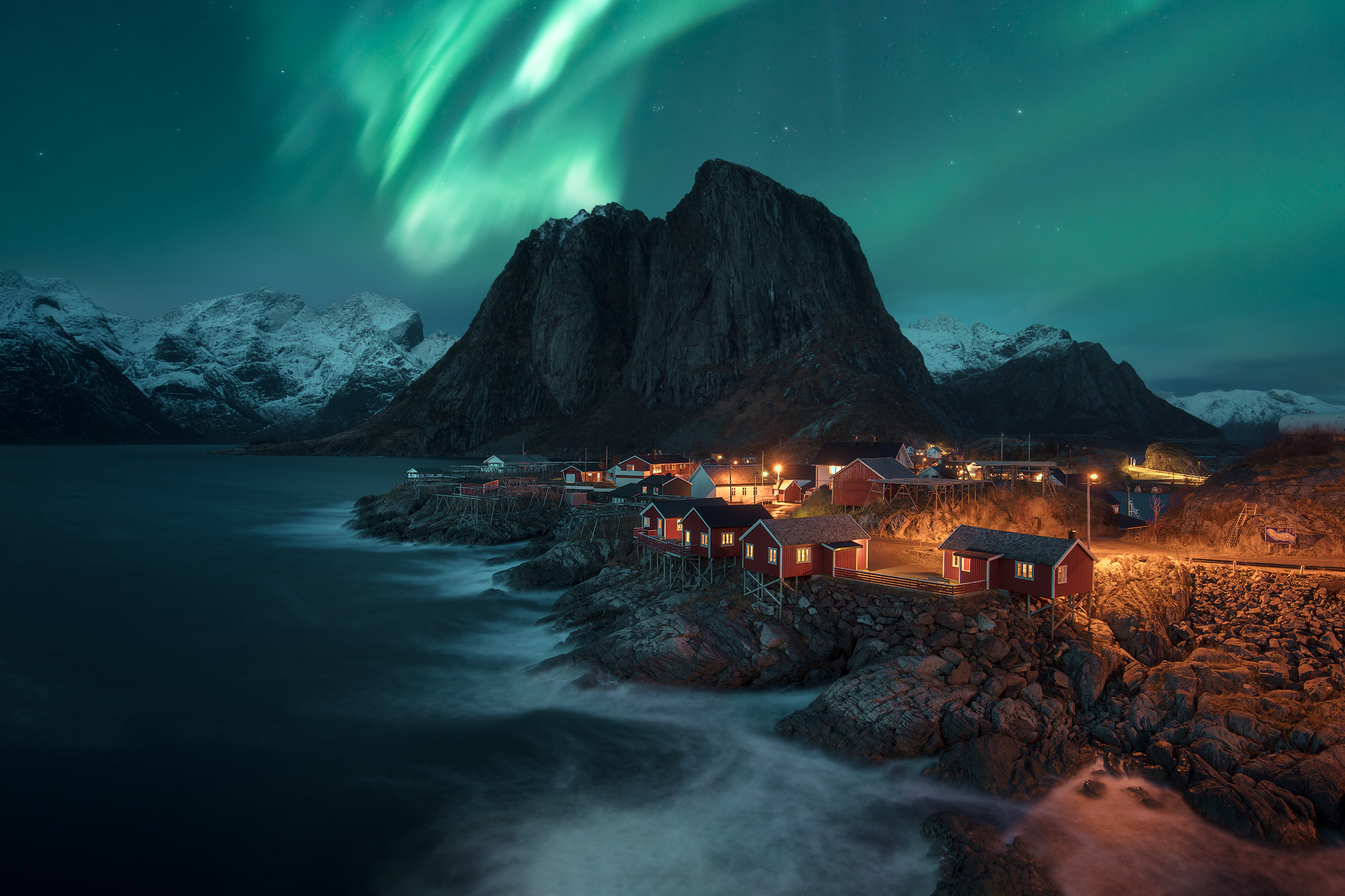 Vue nocture du village Hamnøya en Norvège avec aurores boréales