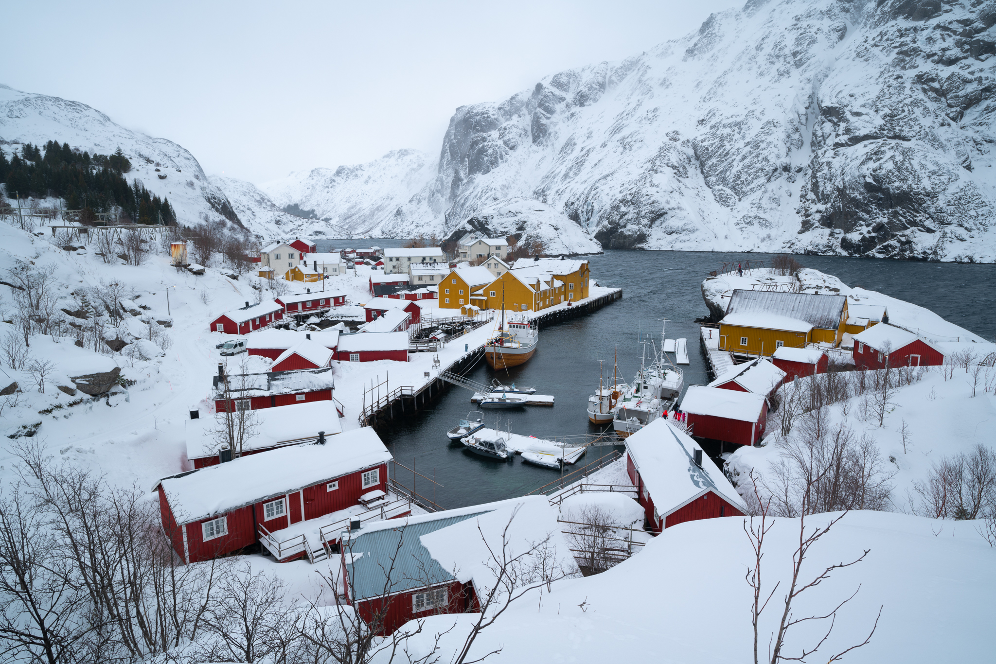 Village de Nusfjord sous la neige en Norvège