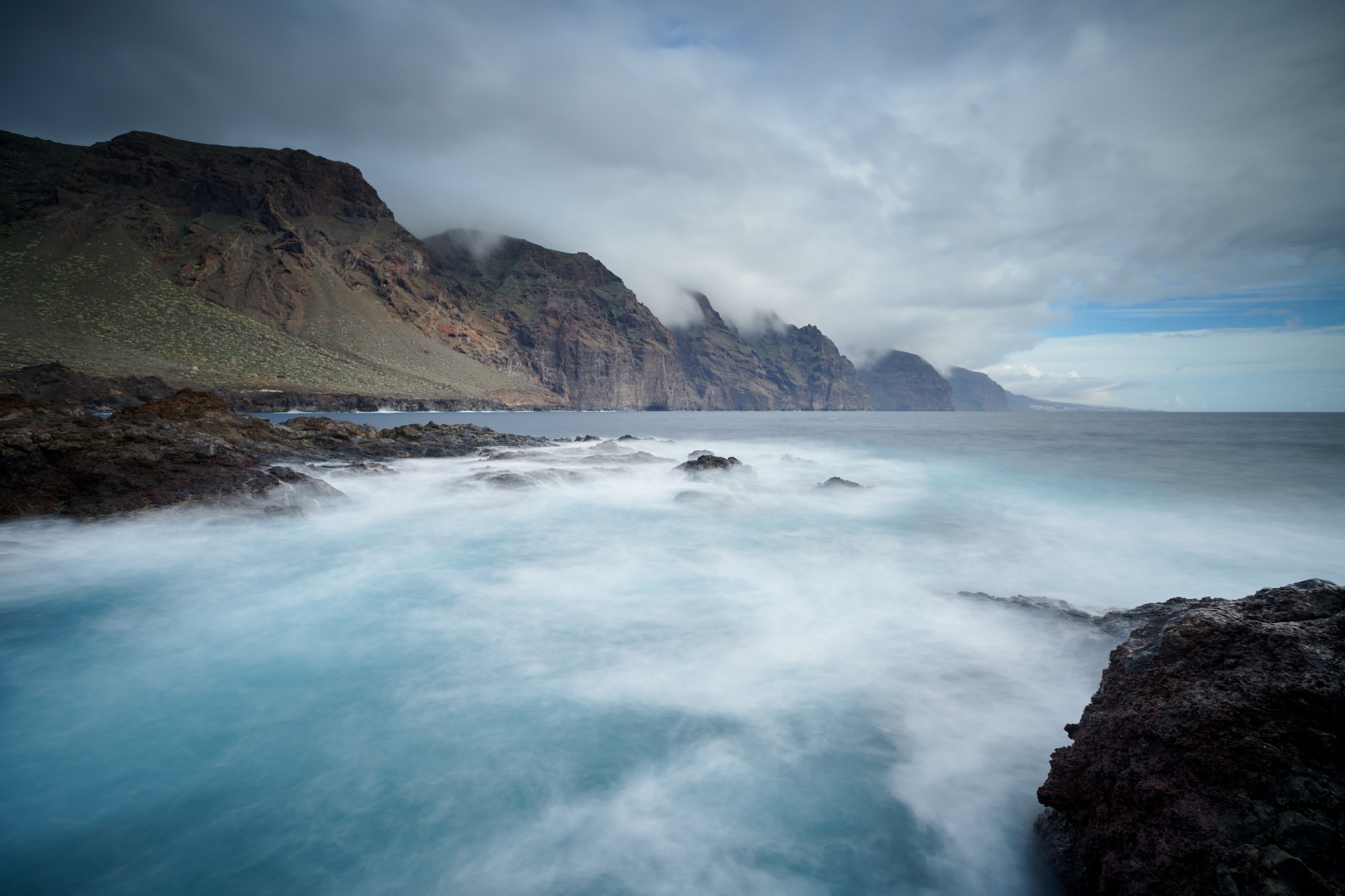 Brume sur le littoral aux îles Canaries