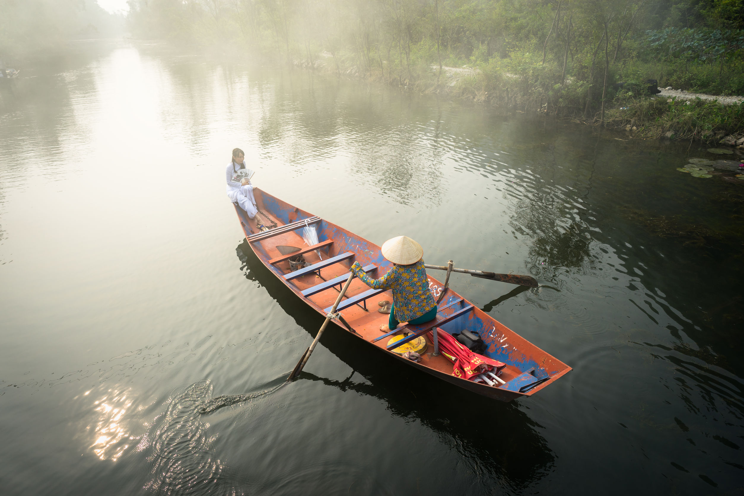 Locaux sur un petit bateau au Viet Nam