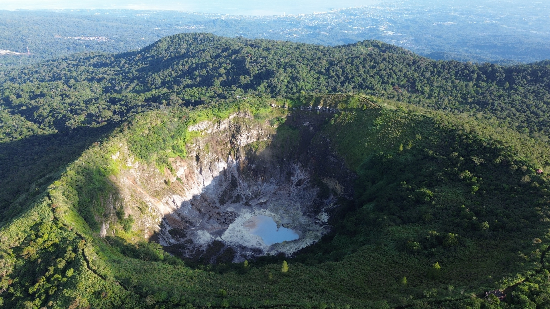 Vue aérienne de Mount Mahawu en Indonésie