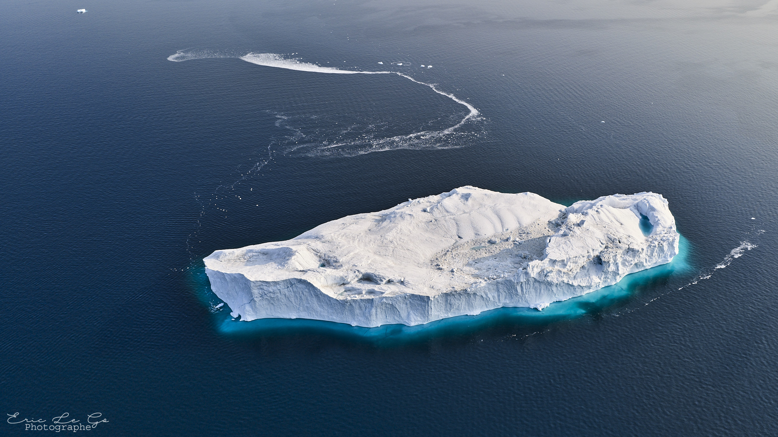 Iceberg au milieu de la mer au Groenland
