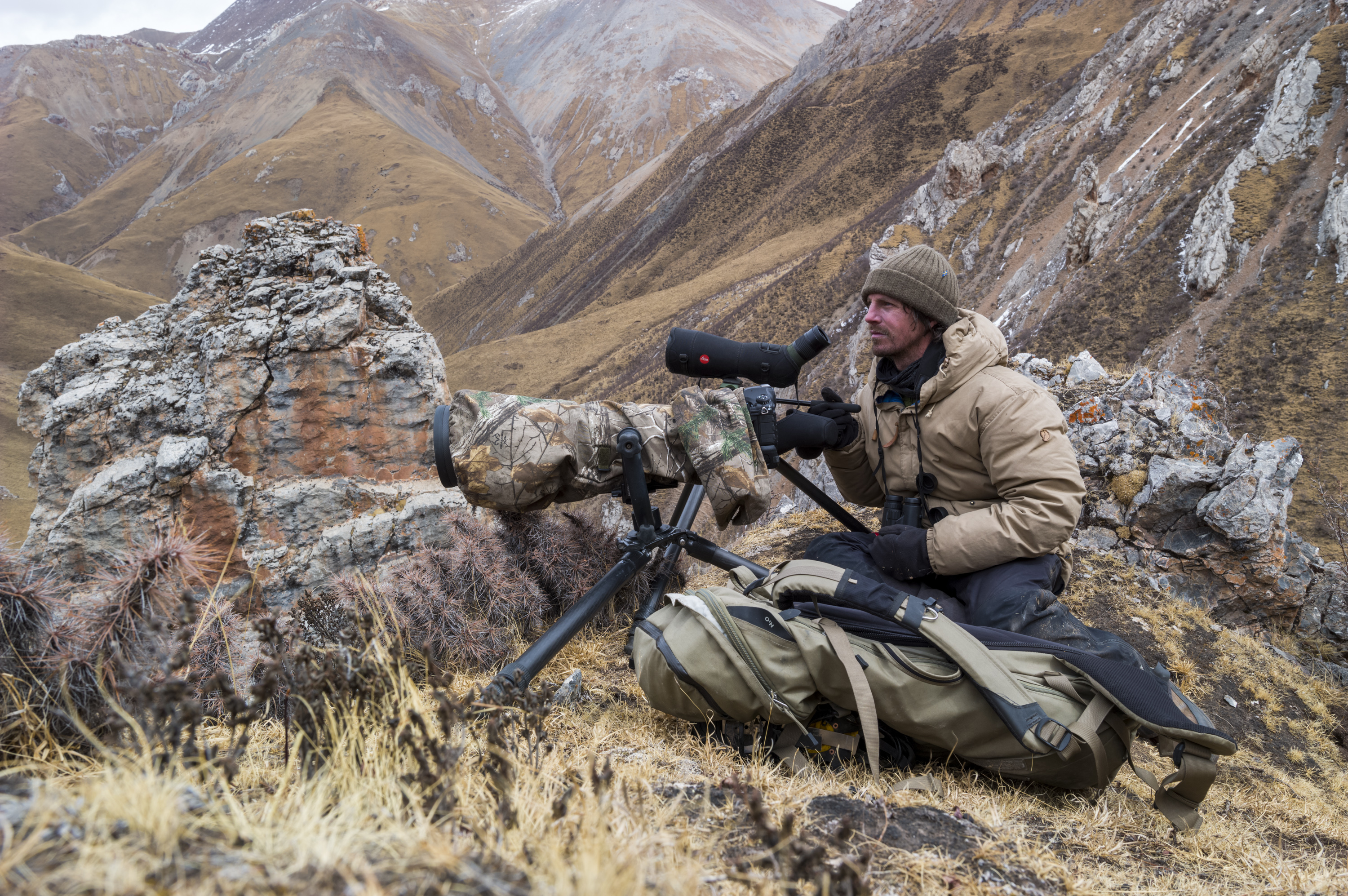 Photographe camouflé en train de prendre des photos au Ladakh