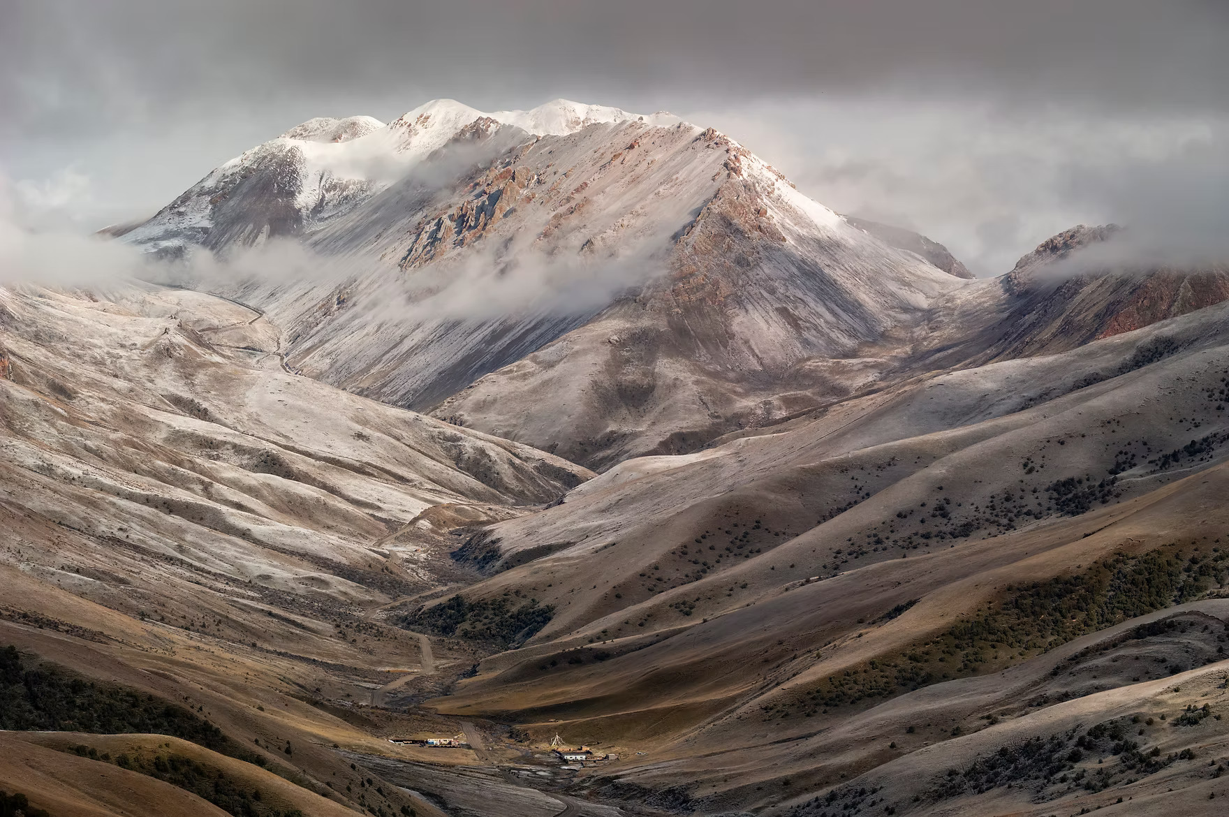 Vallée avec cimes enneigées au Ladakh