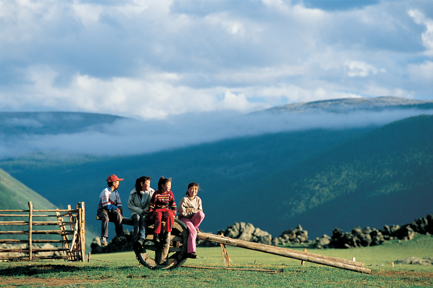 Famille mongole sur une charrette en Mongolie