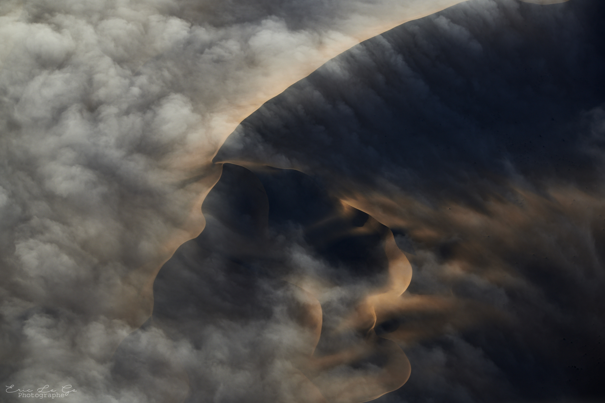 Brume sur les dunes du désert en Namibie